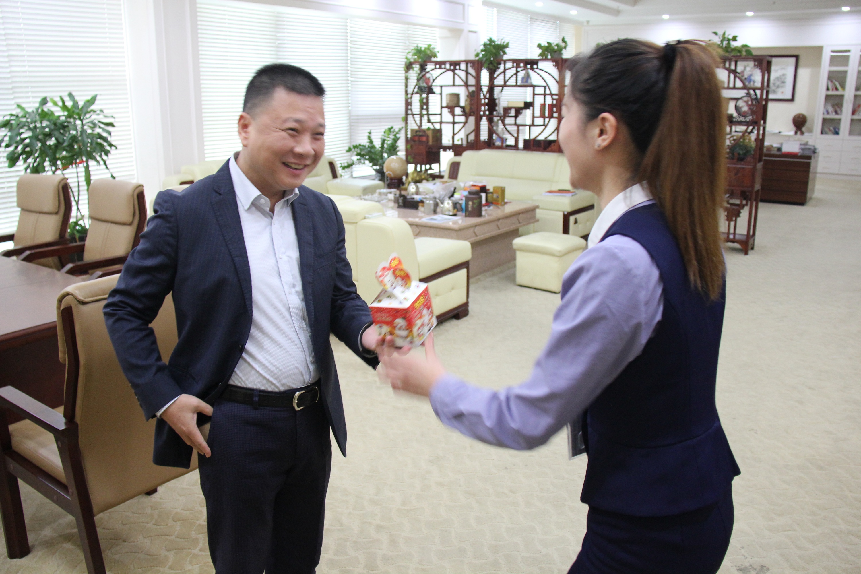 圣悅詩國際輕奢美妝為公司員工送平安祝福！